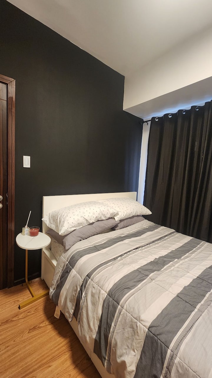 מיטת קווין סייז עם מסגרת מיטה ושולחן צד