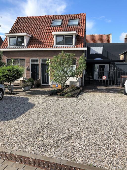 Voorkant huis met parkeer gelegenheid