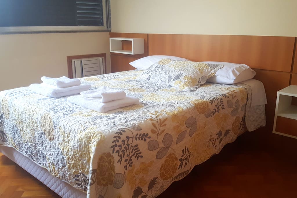 QUARTO 1 com ar condicionado e cama de casal; ventiladores e armários disponíveis