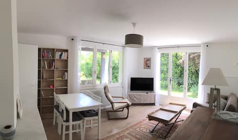 Top performing Airbnb: A green setting close to the beach, Annecy lake in Menthon Saint Bernard