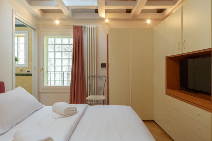 Santo Stefano Apartments – Entire Palace A