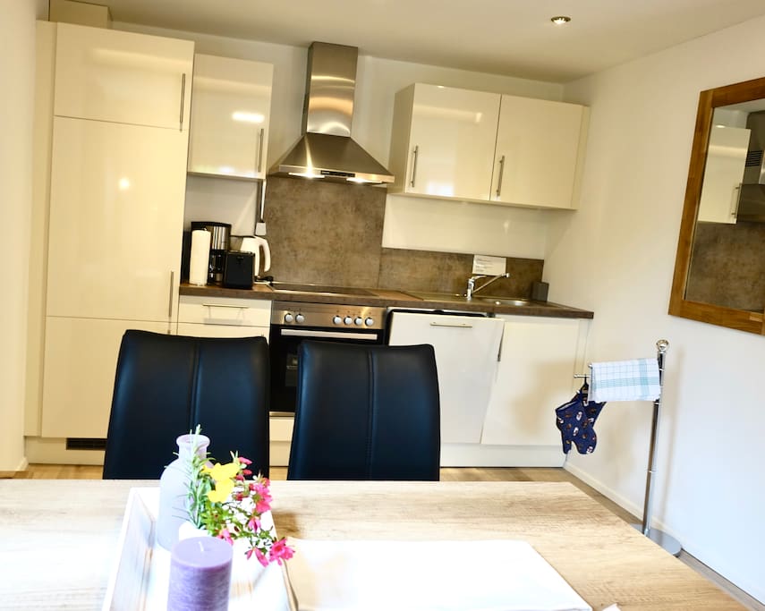 Küche & Esstisch / Kitchen & Table