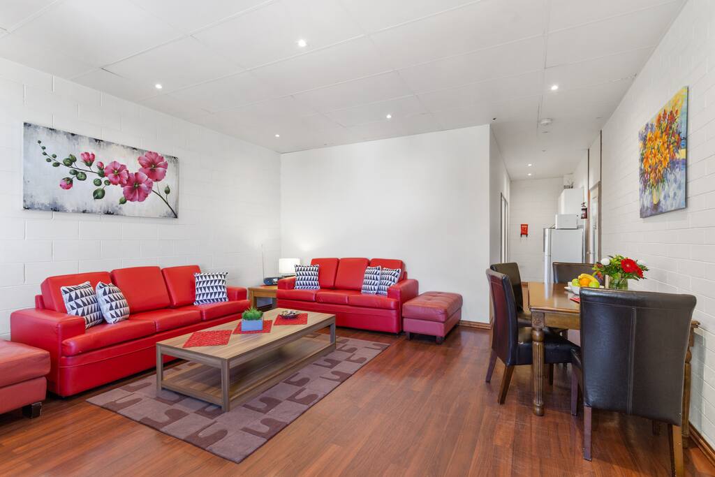 Very Convenient Location, minutes from CBD