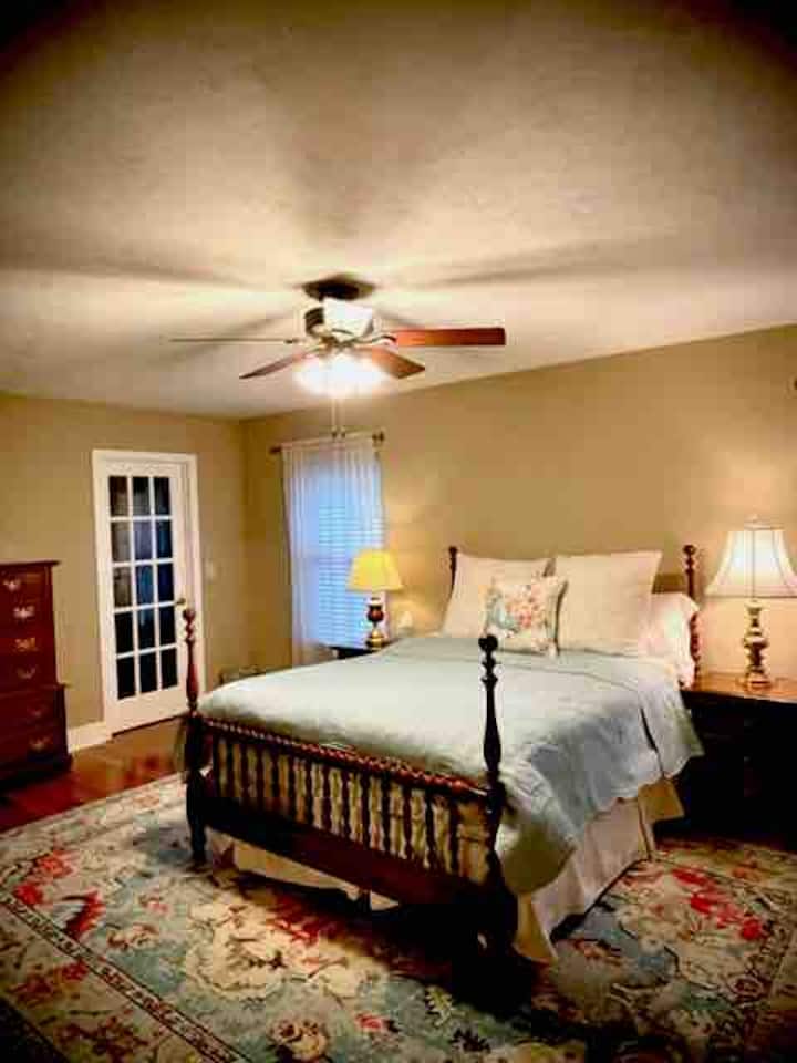 De hoofdslaapkamer is comfortabel en ruim.  Voldoende kastruimte. Twee grote dressoirs.