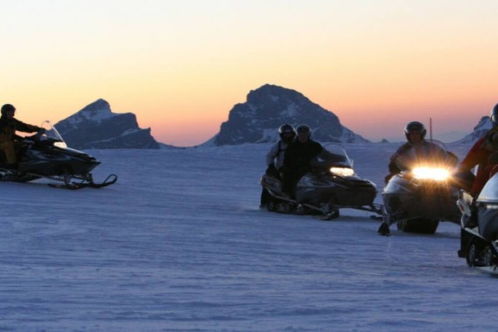 Moto-neige pour les aventuriers de la nuit