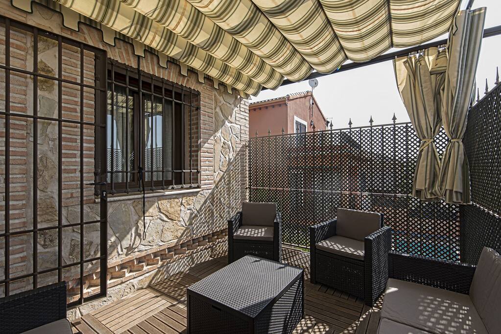 SOBRE NUESTRA CASA
La casa se ubica en un entorno muy tranquilo en plena naturaleza. El tipo de construcción como vivienda unifamiliar con materiales de primera calidad, los servicios de que dispone tanto en el interior como en el exterior de la vivienda, la cercanía a zonas comerciales y de servicios de salud así como el que pueda disponer de una cocina equipada como si estuviera en su propia casa, hacen de DOMUS VERNA TOLEDO el lugar ideal para poder disfrutar unos días culturales o de descanso en el entorno de la ciudad de las tres culturas y patrimonio de la humanidad que estaba deseando conocer.