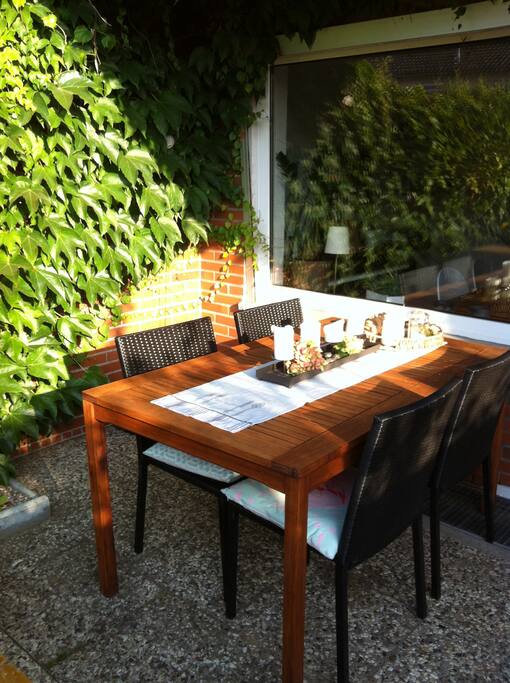 Bei Sonne ist es auch draußen schön zum Essen