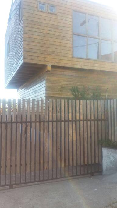 La casa desde afuera / house from outside
