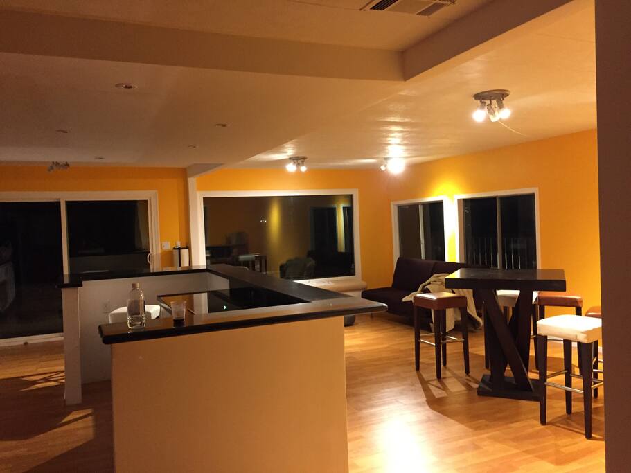 Sala y cocina, por la noche