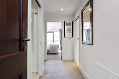 Top performing Airbnb: Luxurious City Centre Apartment with Parking in Duncairn