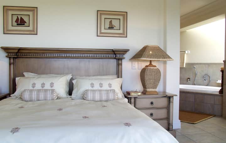 Chumba bora cha kulala chenye mandhari ya bahari, chumba hicho kina chumba kikubwa sana kilicho wazi chenye bafu kubwa (lenye mandhari ya bahari) na eneo kubwa la kuogea.  Zaidi ya wodi za kutosha na mabeseni yake.