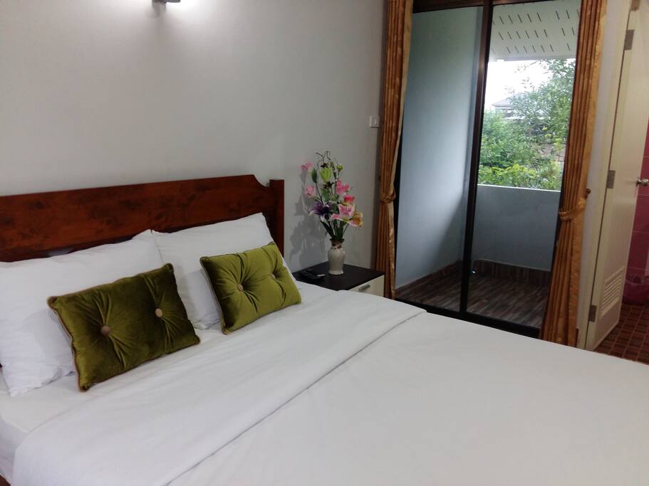 Bedroom with view to the green garden