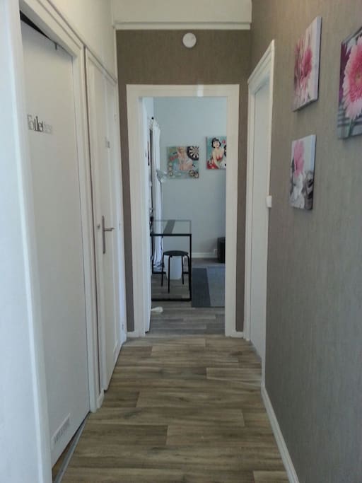 couloir desservant la chambre les toilettes et la salle de bains