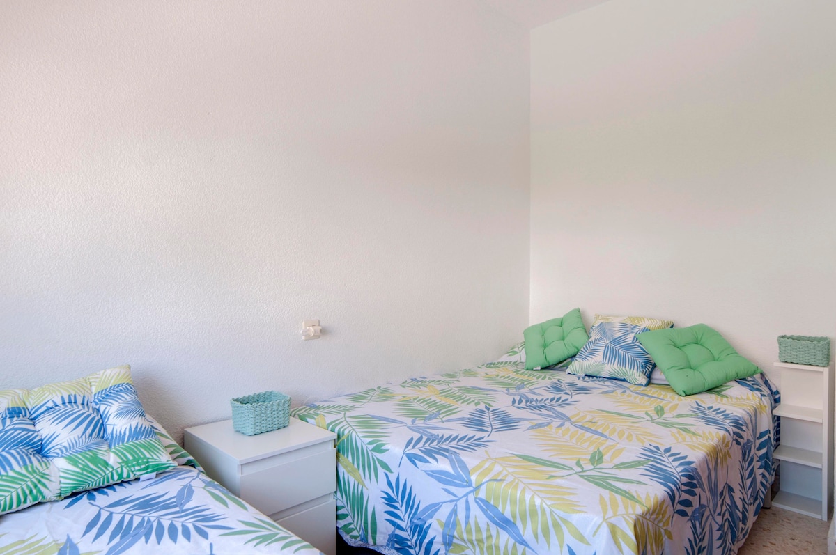 Spálňa s manželskou posteľou a jednolôžkom. Bazén vie