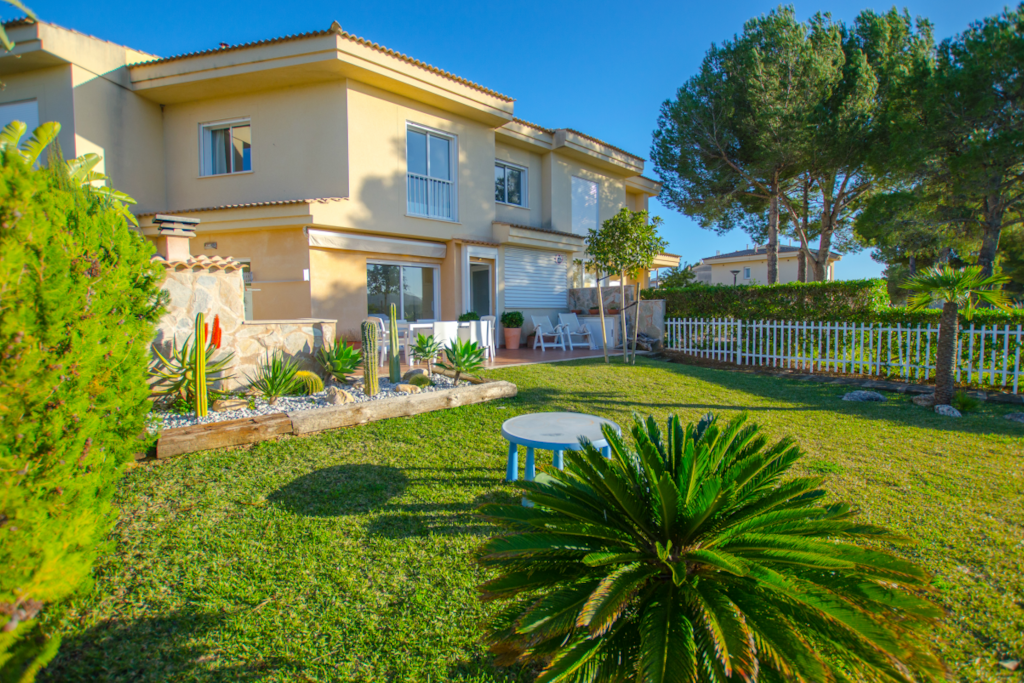 Fachada principal y jardin.