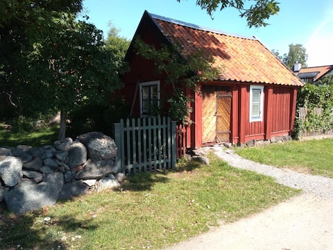Historic lake-front cabin near the centre Sigtuna
