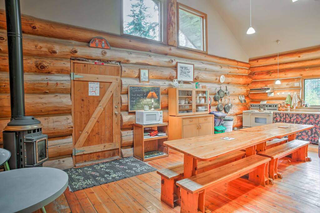 The cabin comfortably accommodates up to 17 guests.