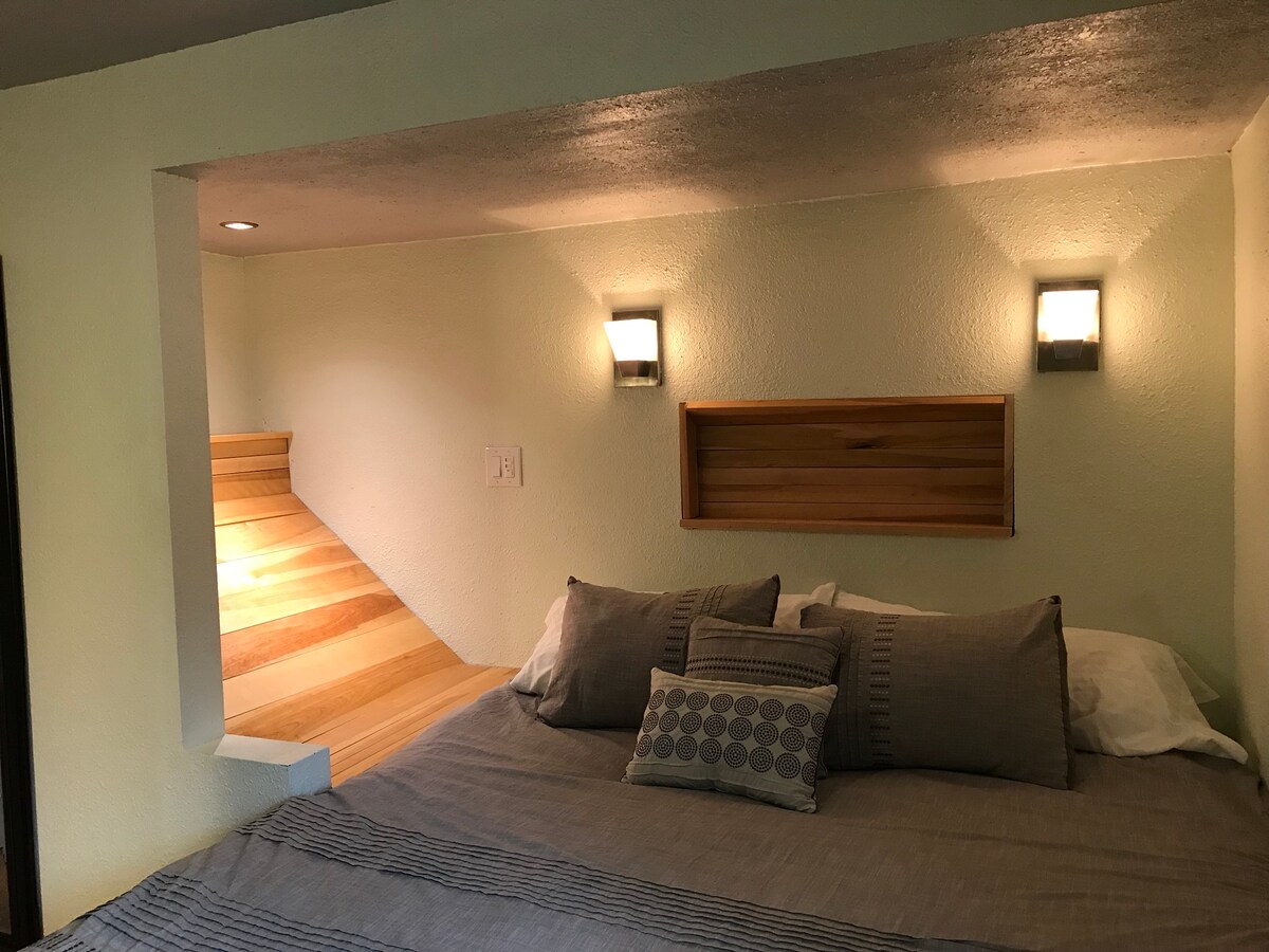 ห้องนอน #2 มีเตียงขนาดคิงไซส์และมุมอ่านหนังสือ