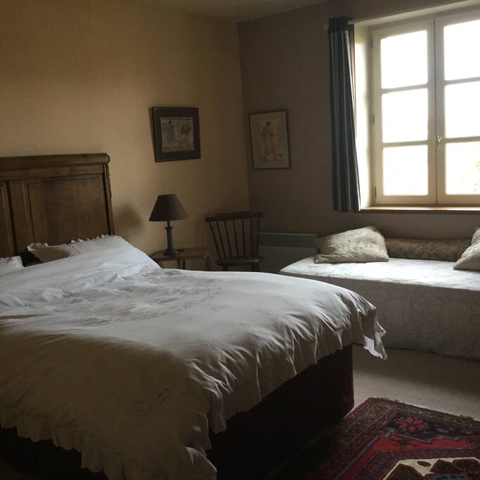 Large room with views onto the garden