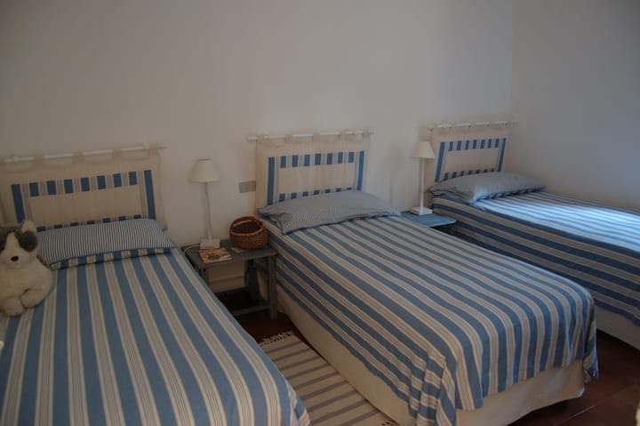 一楼有三张床的卧室