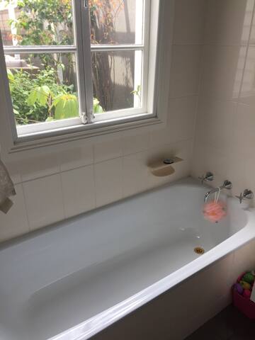 Family home, walk to beach, shops, train and cafes gallery image 4