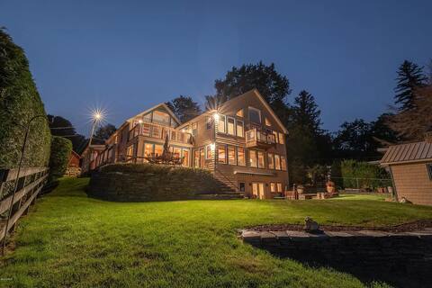 Lakefront home in the heart of the Berkshires