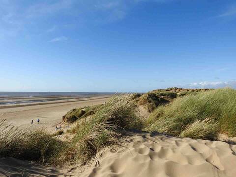 Three men have been airlifted to hospital after an axe and samurai sword were reportedly used during a fight on formby beach in merseyside. Formby Beach Uk : Formby Vacation Rentals Homes England United Kingdom Airbnb