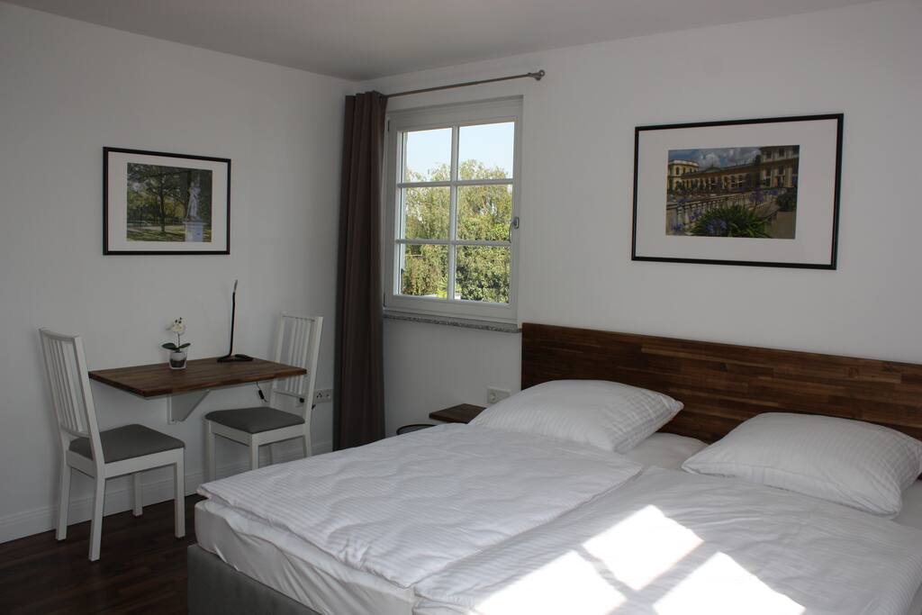Schlafzimmer 1