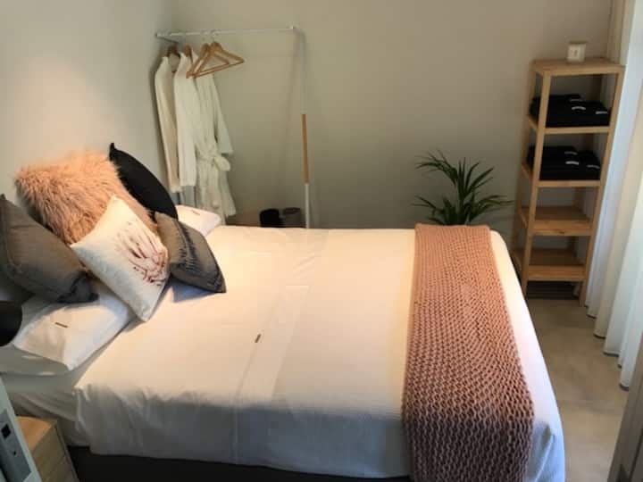 Chumba cha mbele kwenye ngazi na milango inafunguka kwenye ua wa mbele wenye majani. Bafu la ghorofa ya chini liko tu ng 'ambo ya ukumbi. 