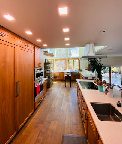 Amazing 4 BR smart home close to Stanford gallery image 3