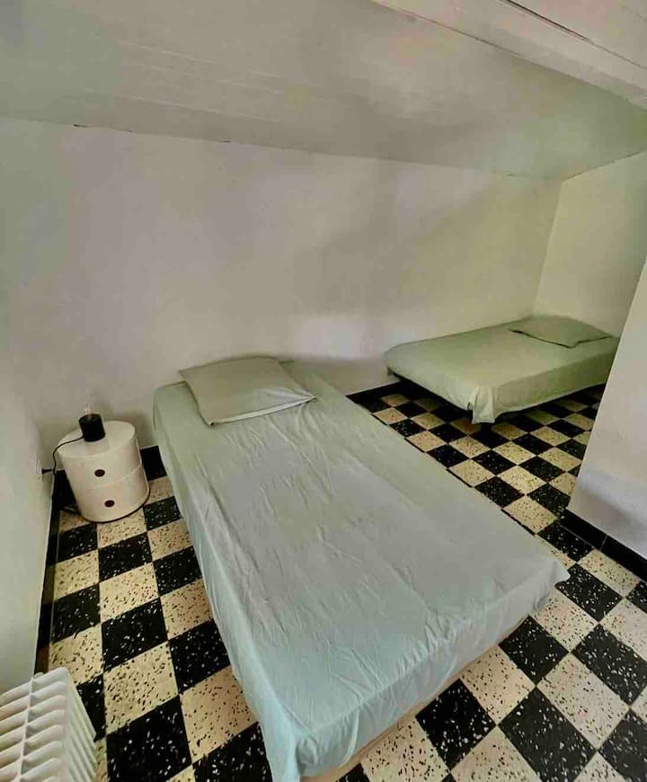 غرفة نوم 5 /أسرّة مفردة 90 × 190