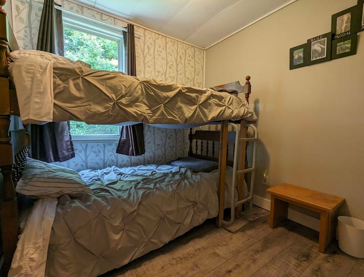 Deze kamer is heerlijk voor de kinderen en beschikt over twee stapelbedden.