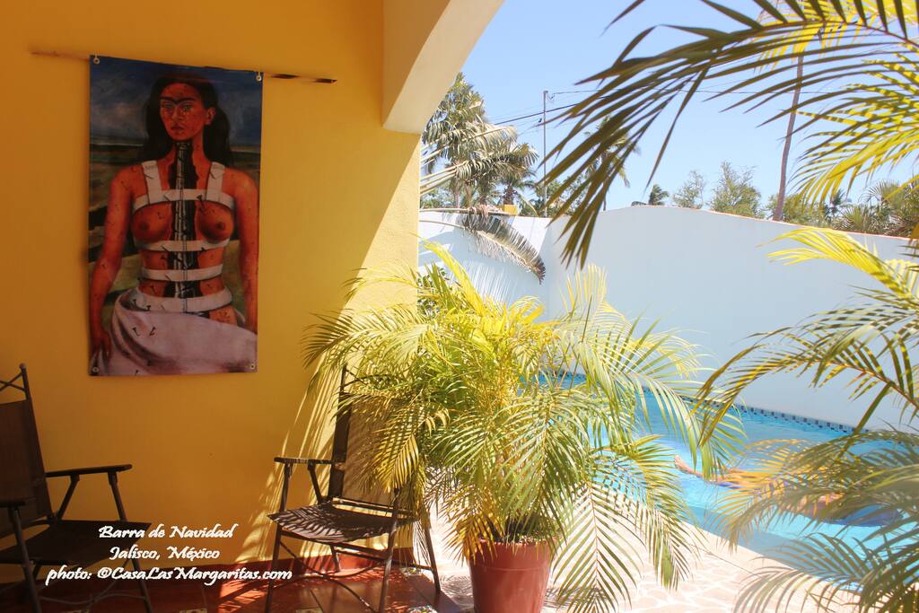 Gecko Condo - One bedroom vacation apartment on the main floor fully furnished and outfitted with cable TV, Free Wi-Fi, a private terraza with garden set, and also a large pool, air conditioning, parking and garden.