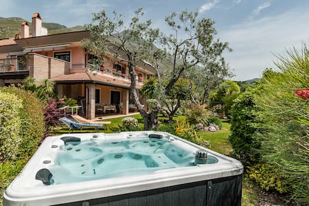 20 migliori ville e palazzi in affitto a scauri airbnb scauri Vasca idromassaggio in camera da letto lazio