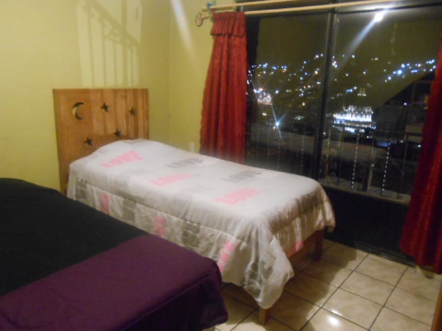 Habitación privada con dos camas individuales con una maravillosa vista de la ciudad