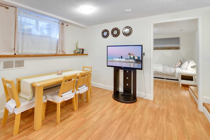 Spacious suite, 15min to Downtown, 2min to Grouse