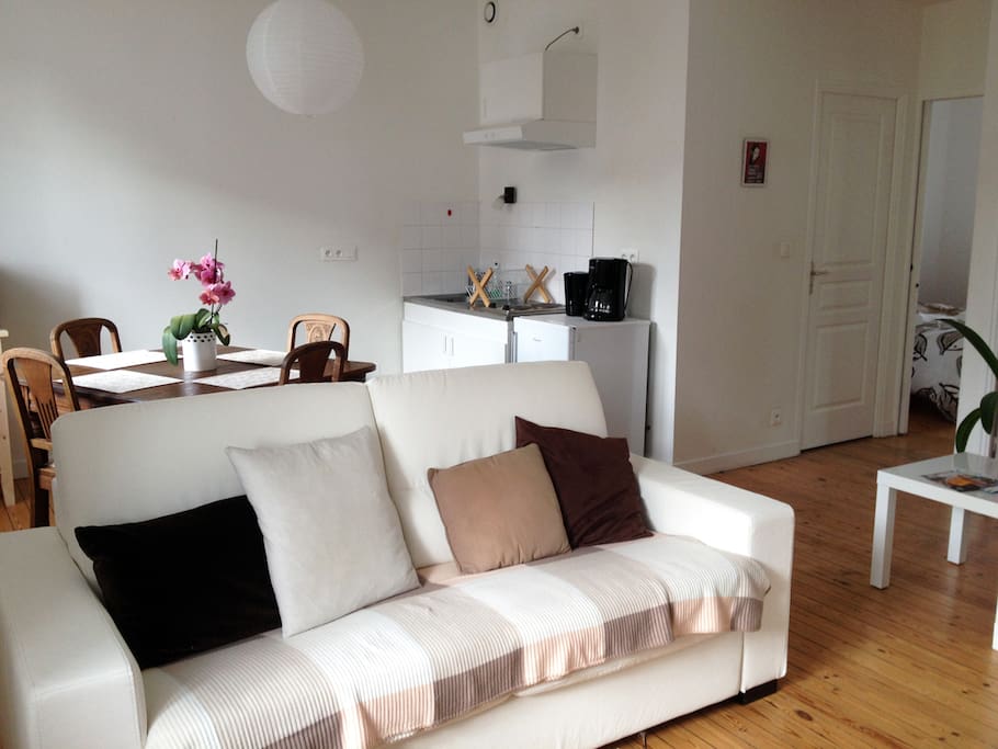 Salon avec coin cuisine en arrière plan
