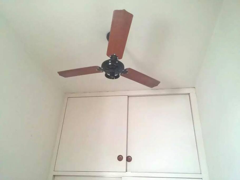 The room has a ceilimg fan, O quarto possui ventilador de teto.
