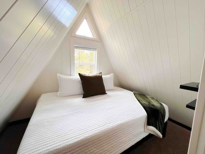 Koncepti i hapur (pa dyer) dhoma e dytë e gjumit me krevat dopio "queen".