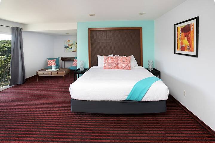 King Suite 1blk from beach