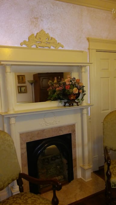 1st flr living rm mantle