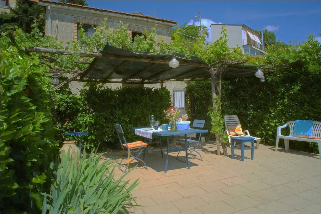 Garten mit Laube und Bellavista