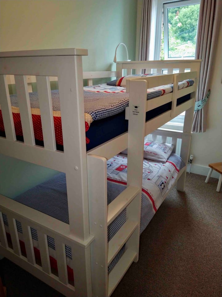 Ორსართულიანი ოთახი: შესაფერისია ერთი ზრდასრულისთვის, ერთი ზრდასრულისთვის და ერთი ბავშვისთვის, ან ორი ბავშვისთვის.