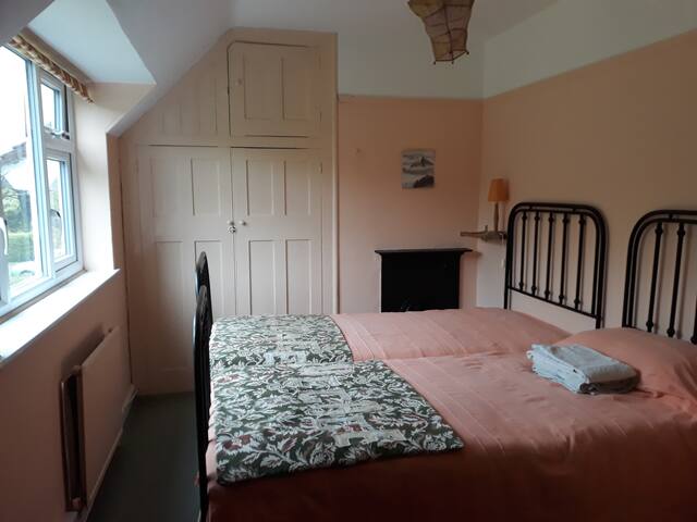 Quiet twin room 10' from Stevenage