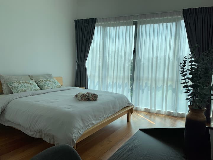 חדר שינה מס '2 צמוד עם חדר רחצה. מיטת סופר קינג סייז

לידיעתכם, המיטה שלנו היא 'בינונית - קשיחה', המספקת תמיכה מצוינת לשינה משקמת.