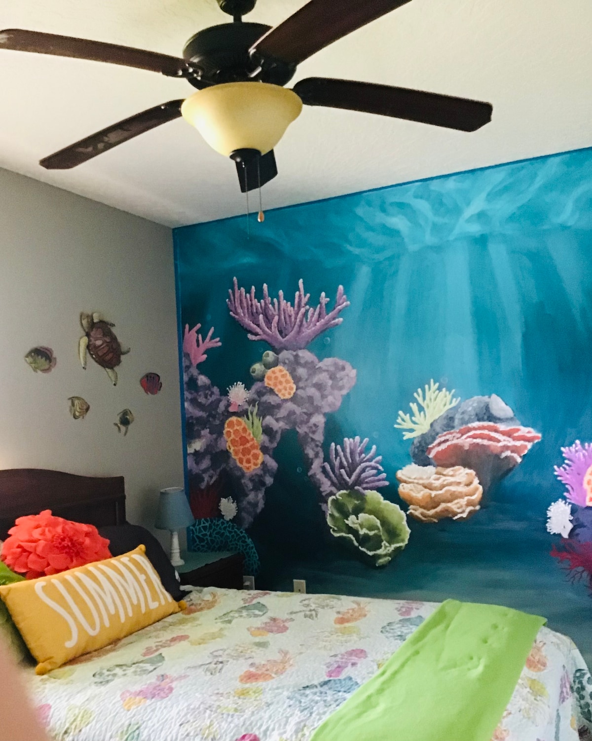 Ზღვის კედლის მოხატულობის ქვეშ