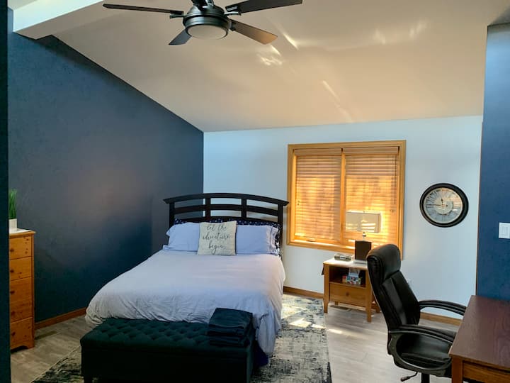 Grande chambre principale avec lit Queen Size