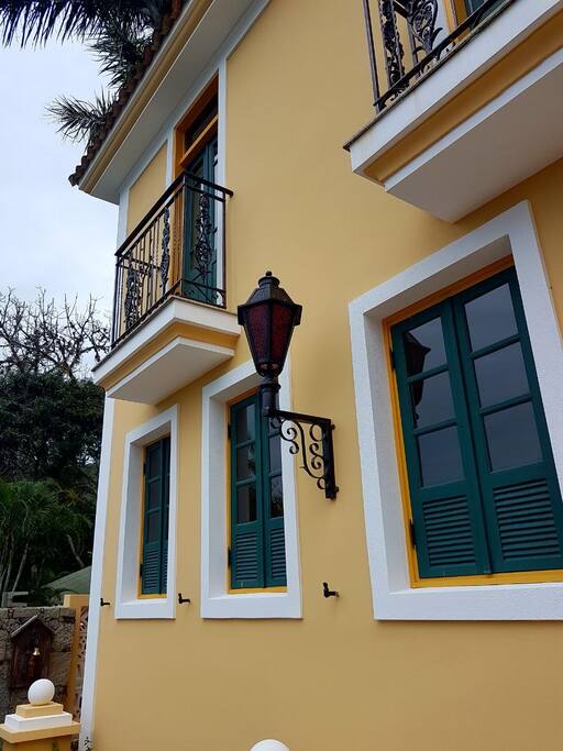 Fachada com vista para a Lagoa.
