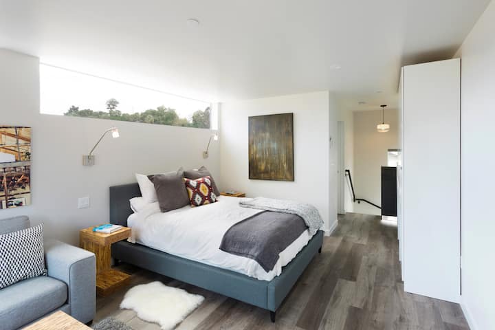 СПАЛНА СОБА 1 - кауч на спуштање и брачен кревет (широк 180 - 200 см)