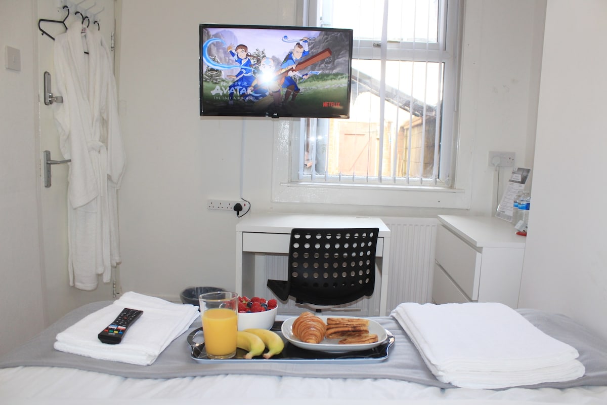 استمتع بإفطارك في السرير ، ويشمل المطبخ جميع وسائل الراحة التي تحتاجها لإعداد أي وجبة. 